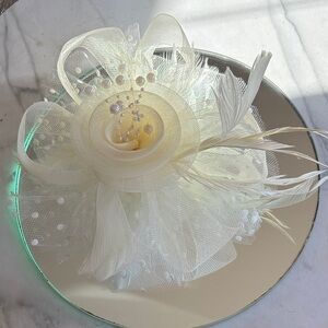 Elegant VintageCream Fascinator with Feathers and Pearls